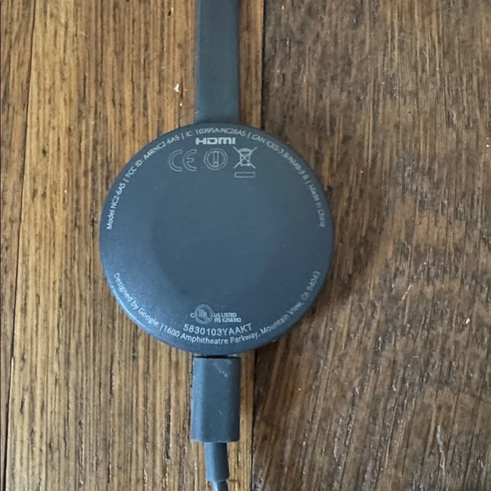 📺 Google Chromecast streaming media device.